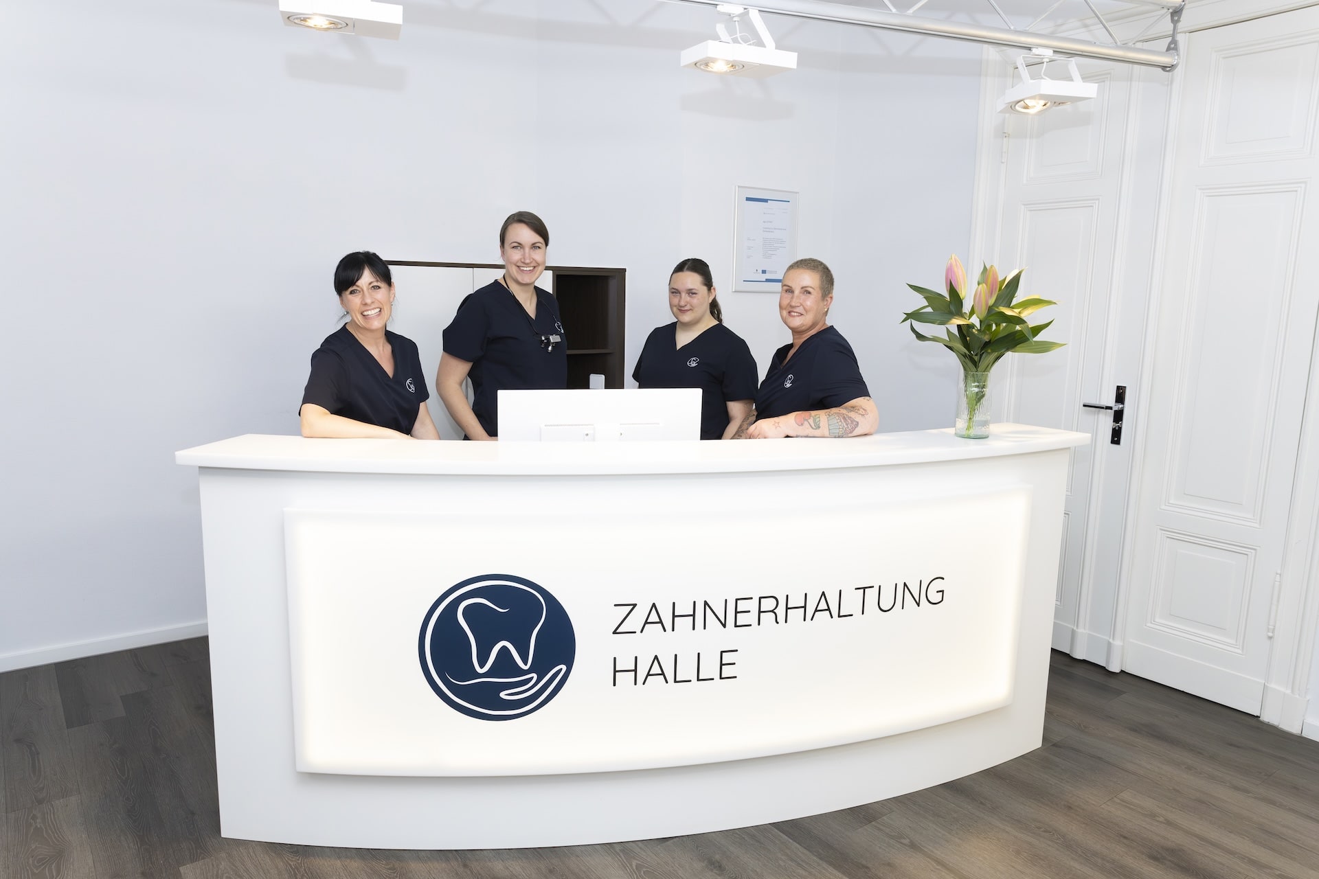 Team der Zahnarztpraxis Zahnerhaltung Halle – Dr. Strumpski und Mitarbeiterinnen am Empfang