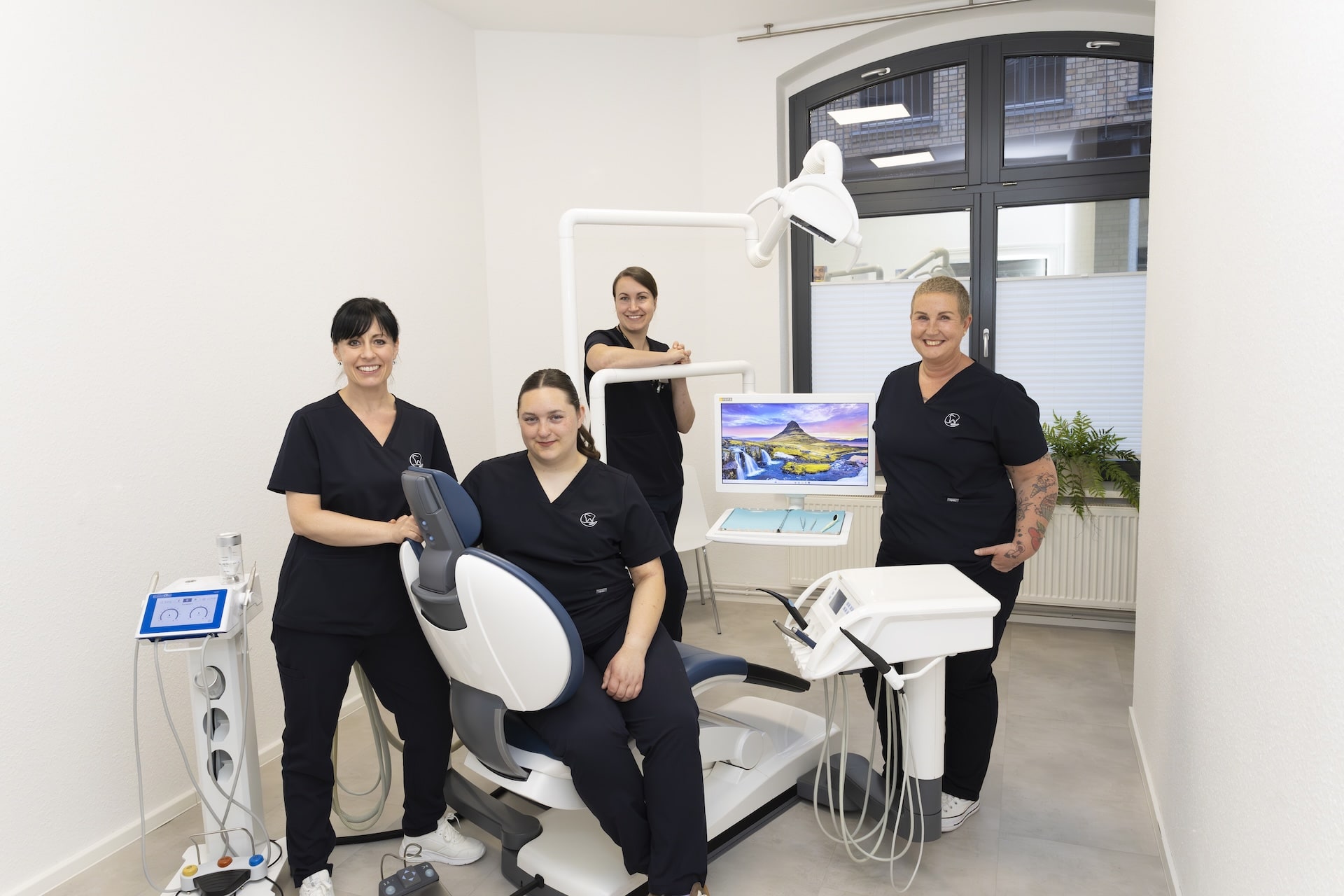 Team der Zahnarztpraxis Zahnerhaltung Halle – Dr. Strumpski und Mitarbeiterinnen im Behandlungsraum