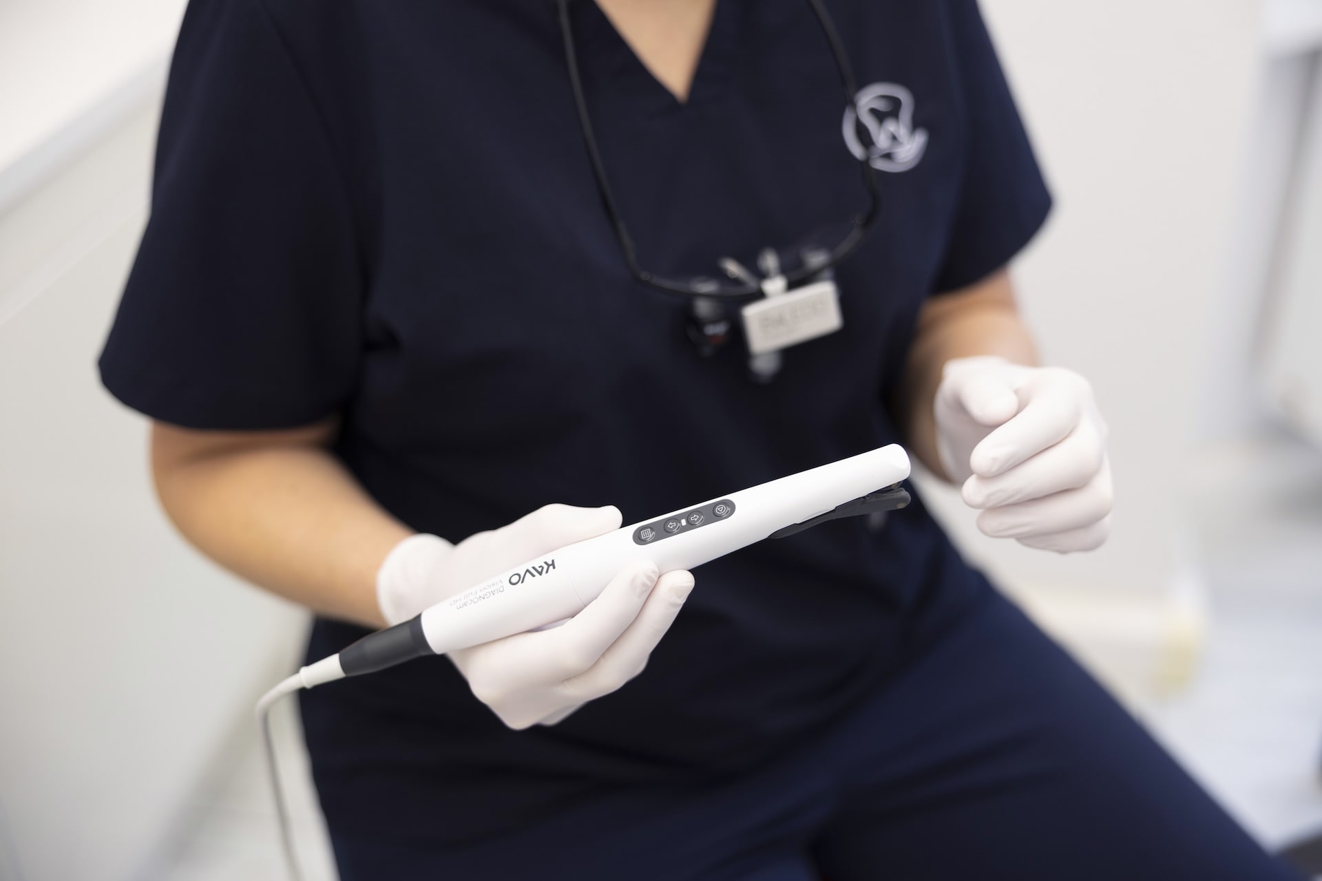 Zahnärztin bei der digitalen Abformung mit Intraoralscanner in der Praxis Zahnerhaltung Halle