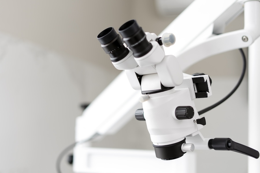 Modernes Dentalmikroskop in einer Zahnarztpraxis – technische Ausstattung für mikroskopgestützte Wurzelbehandlung in Halle (Saale).