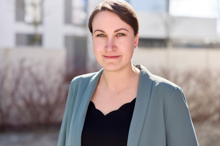 Porträt von Dr. Michaela Strumpski, Zahnärztin in Halle (Saale), spezialisiert auf moderne Zahnerhaltung – fotografiert im Freien mit freundlichem Ausdruck. Foto: © Kai und Kristin Fotografie
